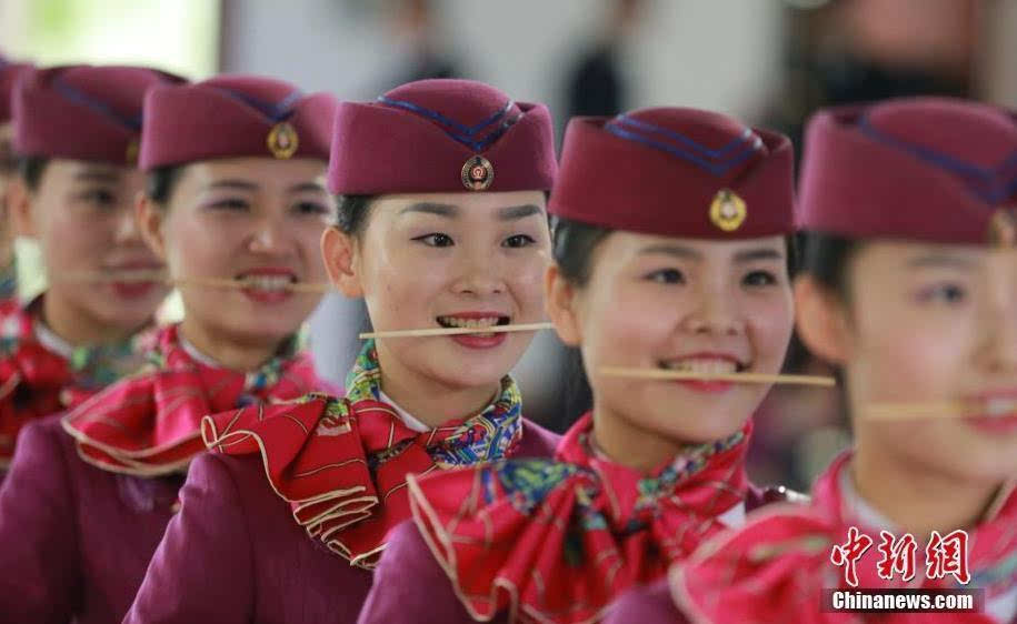 重慶"動妹"禮儀培訓 咬筷子練微笑